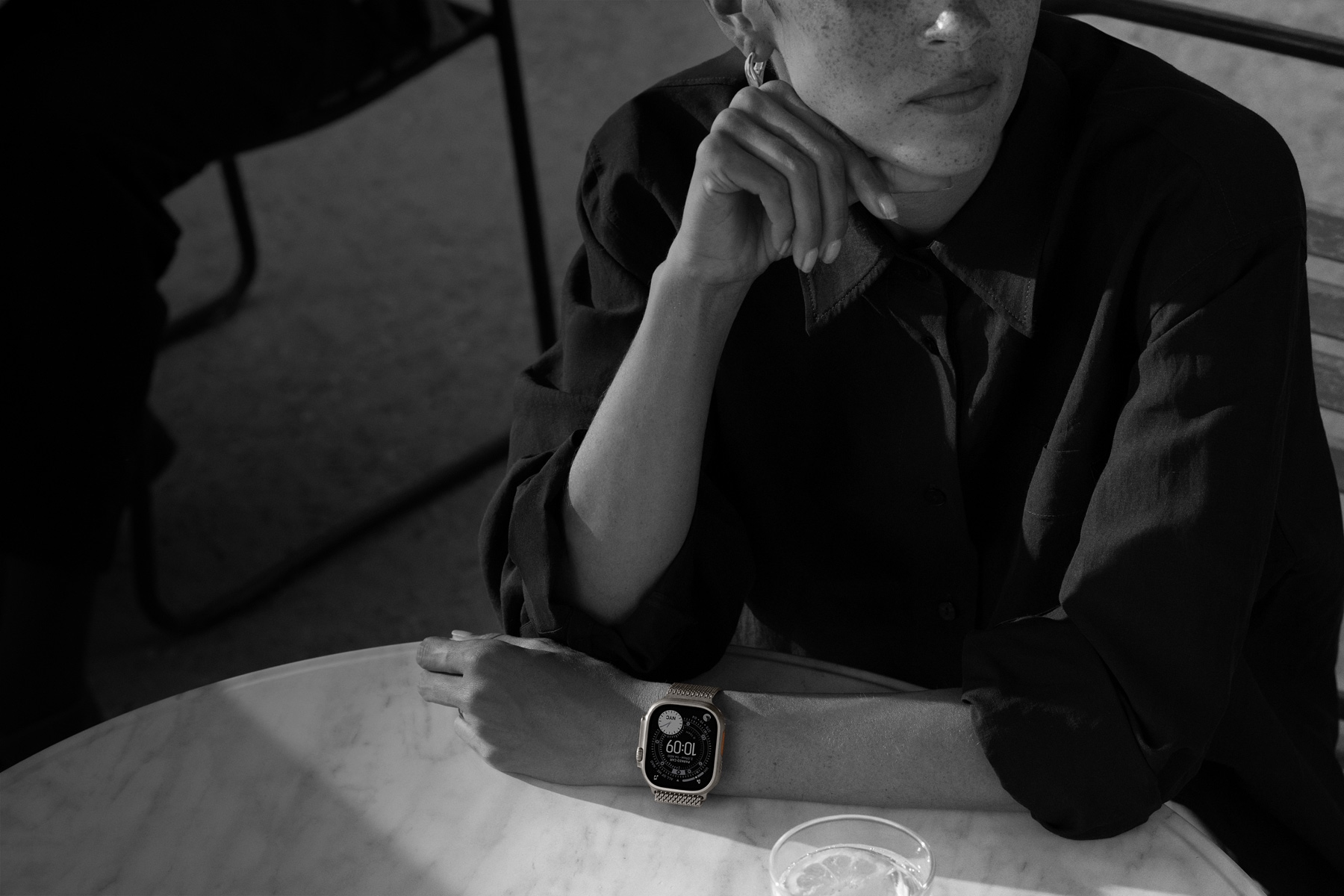 Човек носи Apple Watch Ultra 3 на вечеря в ресторант