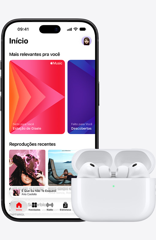 Parte da frente do iPhone 18 Pro com Vídeo Básico para Apple Music na tela, ao lado dos AirPods Pro 3 no estojo de recarga MagSafe aberto