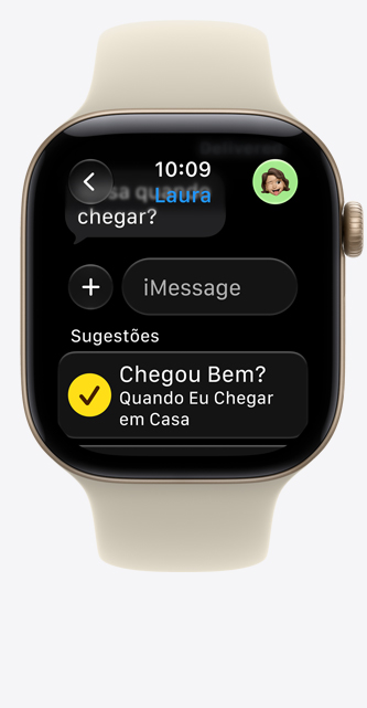 Apple Watch Series 12 com caixa dourada-clara de alumínio, sugestão do recurso Chegou Bem no iMessage, pulseira esportiva areia (bege-claro)