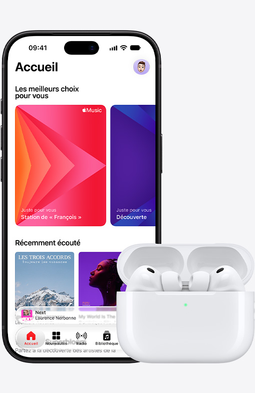 iPhone 18 Pro, face avant, vidéo de la page d’accueil d’Apple Music affichée à l’écran, à côté d’AirPods Pro 3 dans un étui de recharge MagSafe ouvert