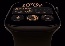 Vista lateral direita do Apple Watch Series 12 com caixa em alumínio na cor bronze escuro, mostrador Modular com as complicações de dia e data, Treinos, anéis de atividade e Apple Music, Digital Crown e Bracelete desportiva na cor azeitona