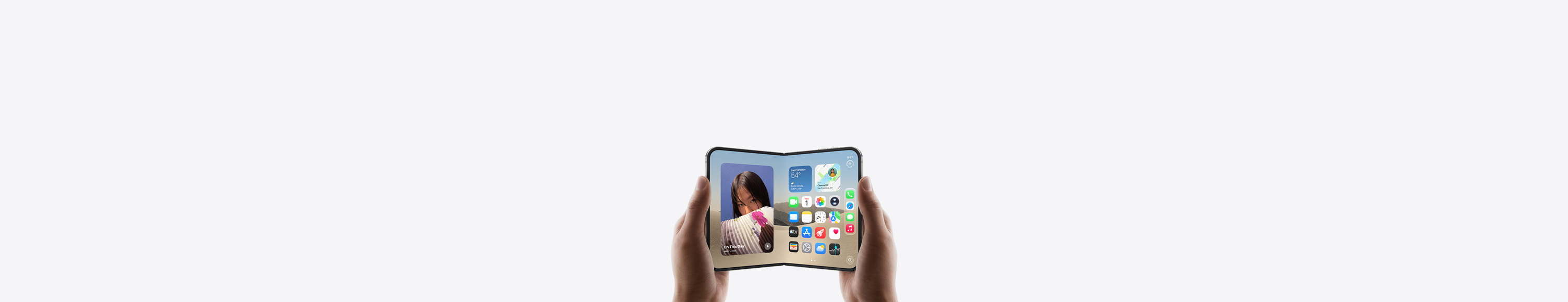 iPhone Duo, två händer håller enheten i liggande läge, uppfälld, på den inre skärmen visas hemskärmen
