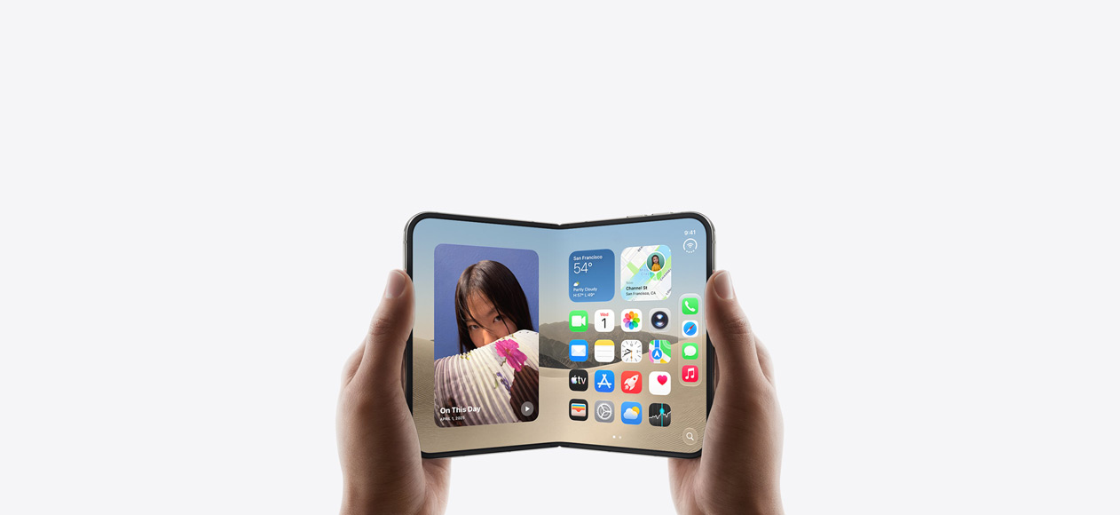 iPhone Duo i vandret position, holdt af to hænder, skærmen viser hjemmeskærmen