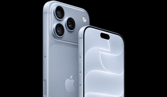 iPhone 18 Pro i svart, sedd framifrån, på skärmen visas två personer och funktionen för ansiktsspårning, bilden demonstrerar Center Stage-skärmkameran