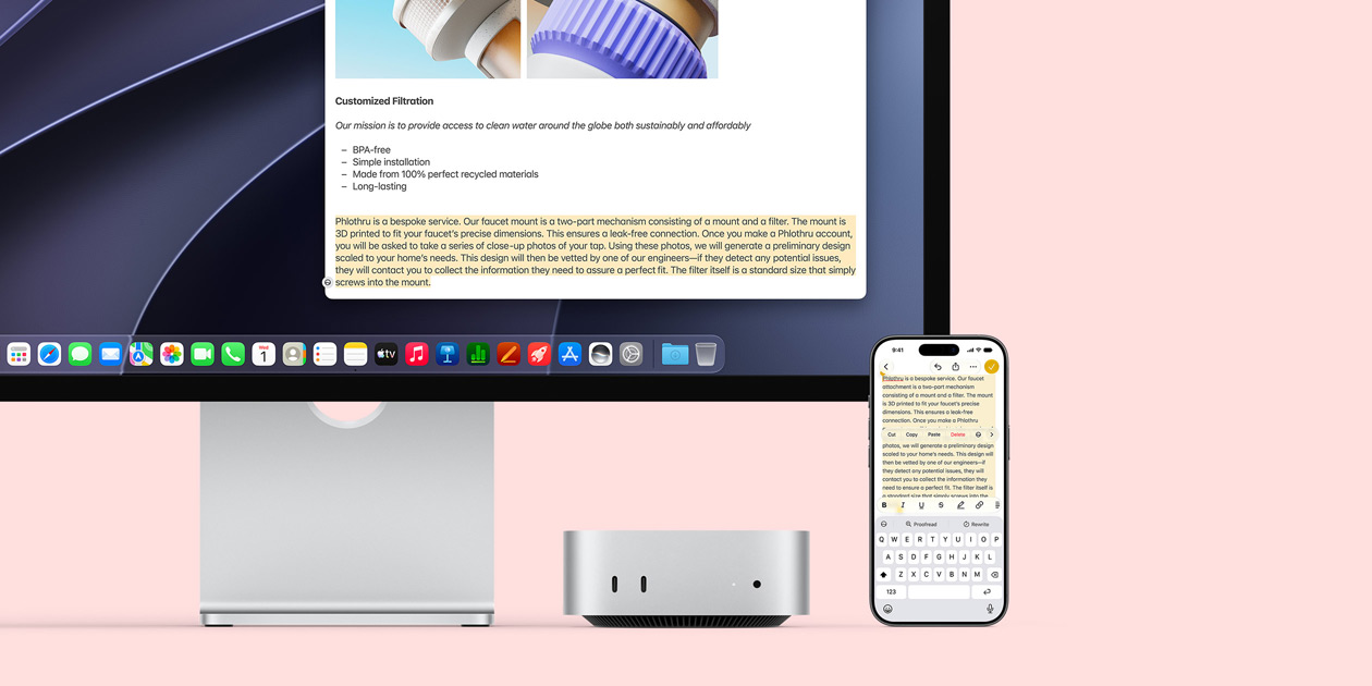 Mac mini sedd framifrån under en Studio Display, en iPhone till höger om enheten och skärmen, markerad text med kommandona klipp ut, kopiera, klistra in och Autofyll visas längst upp på iPhone och matchar den markerade texten på skärmen för att lyfta fram Universella urklipp