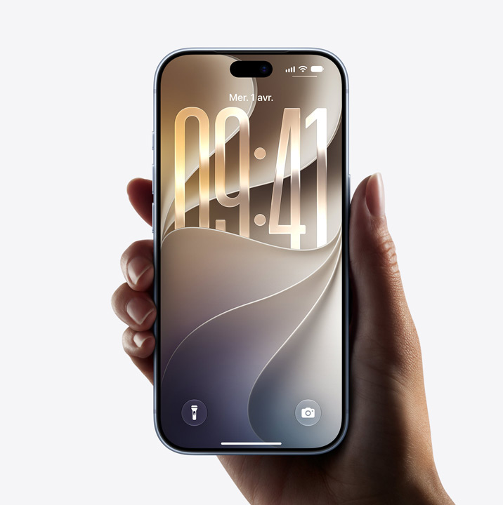 Main tenant un iPhone 17, design tout écran, écran verrouillé affichant une bordure Liquid Glass