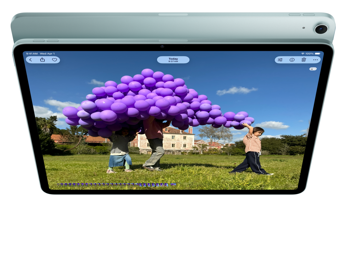 Egy szemből látható iPad Air, a kijelzőjén FaceTime-hívásban lévő felhasználó, aki közben a Keynote-ot nézi. Az iPad Air mögül kilátszik egy másik iPad Air is, a hátlapjával felénk fordítva.