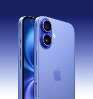Ultramarinszínű iPhone 16 elöl- és hátulnézetből, enyhén oldalra fordítva, Művelet gombbal, hangerőgombokkal és oldalsó gombbal, a szemből mutatott készüléken részlegesen kitakart kijelzővel, a másik hátoldalának bal felső sarkában fejlett duplakamera-rendszerrel.