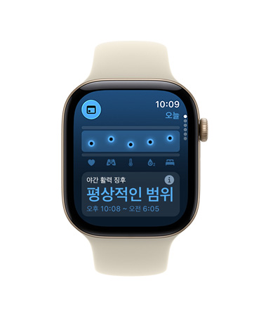 ‘활력 징후’ 앱, 건강 점수 차트, 보통의 야간 활력 징후 알림이 나와 있고 오른쪽 옆면 외관에 Digital Crown이 보이는 로즈 골드 색상 알루미늄 케이스의 Apple Watch Series 11, 그리고 라이트 블러시 스포츠 밴드