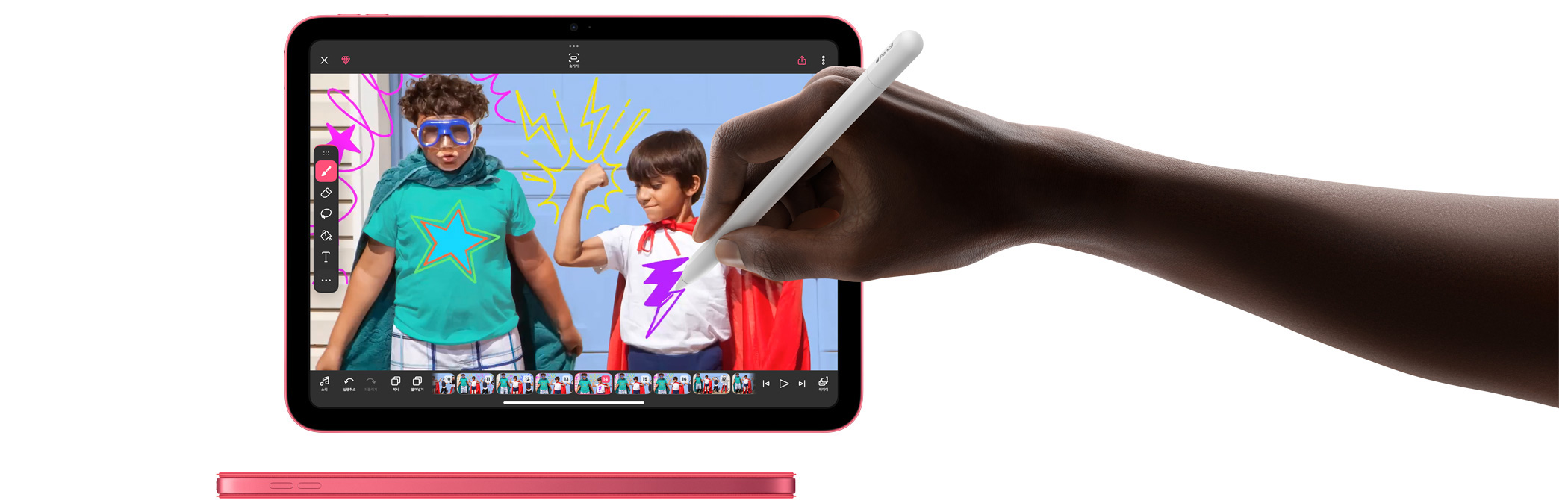 사용자가 Apple Pencil을 들고 FlipaClip 앱에서 그림을 그리는 모습.