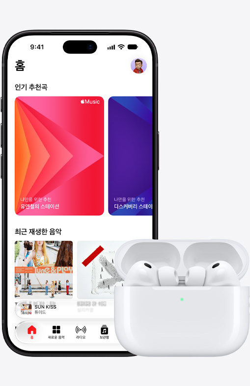 iPhone 18 Pro 앞면 디스플레이에 Apple Music 홈 화면이 보이고, 그 옆에는 열려 있는 MagSafe 충전 케이스 안에 AirPods Pro 3가 있습니다.