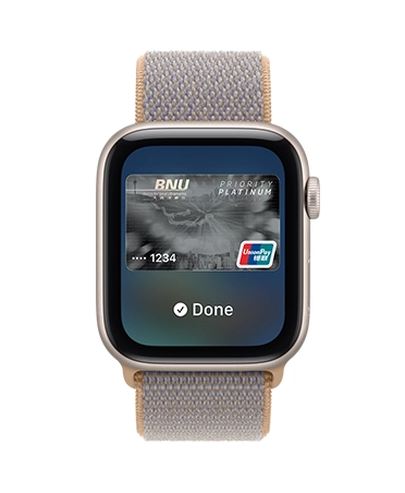 Apple Watch SE 3，星光色鋁金屬錶殼，配搭水手布藍色 (淺藍灰色) 運動手環，螢幕顯示銀包 app 的付款卡圖像，機身右側有數碼錶冠