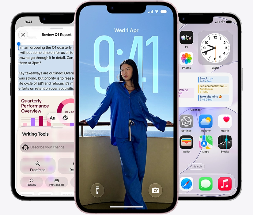 三部 iPhone 17e 裝置：左邊螢幕展示 Apple Intelligence 書寫工具介面，重點標示季度報告文件中的文字；中間螢幕展示鎖定畫面，畫面中有一個人身穿相襯的藍色套裝，倚靠在欄杆上，身後是日曆和時鐘 app；右邊螢幕展示主畫面，有不同 app 和小工具