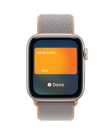 Apple Watch SE 3 z aluminiową kopertą w kolorze północy i opaską sportową w kolorze marynarskiego granatu wyświetla ekran usługi Apple Pay w apce Portfel. Na prawym boku urządzenia pokrętło Digital Crown