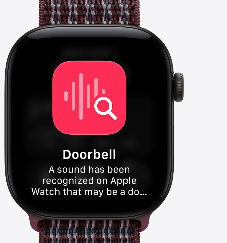 Apple Watch Series 12 z aluminiową kopertą w kolorze czarnym i opaską sportową w kolorze bordowym wyświetla ekran rozpoznawania dźwięku dzwonka do drzwi