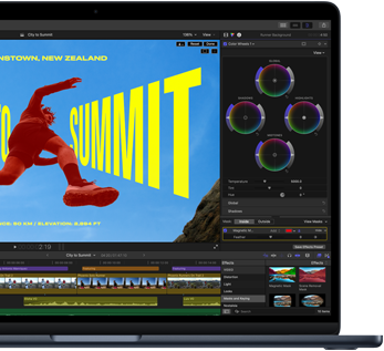 Ecranul unui MacBook Air, vedere parțială, arătând un proces de editare video pentru a demonstra capacitățile cipului M5