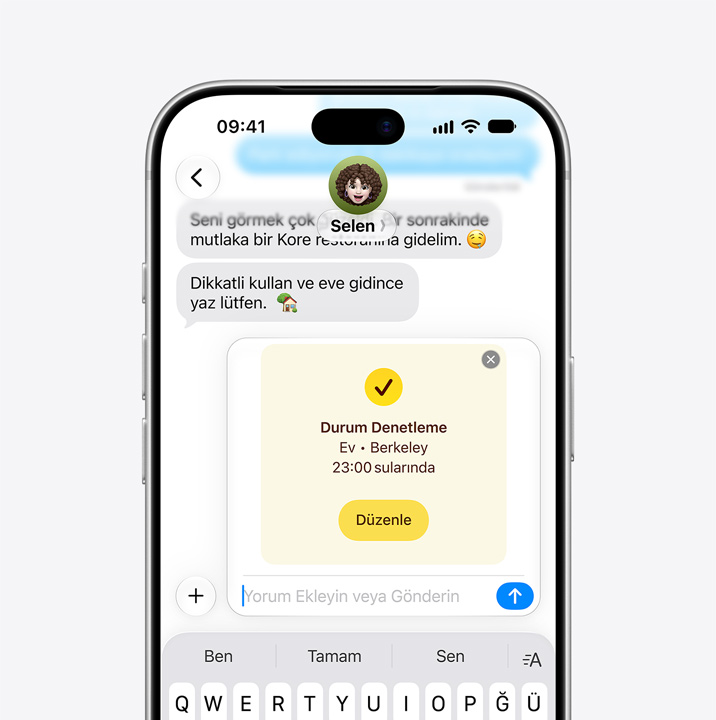iPhone 18 Pro, önden dış görünüm, Mesajlar uygulaması açık ve Durum Denetleme özelliğiyle alıcı gönderenin eve vardığını bildiren bir bildirim alıyor