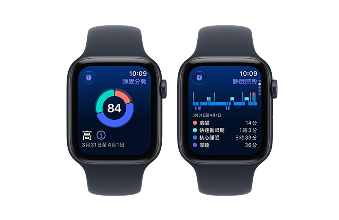 兩部 Apple Watch SE 3 裝置，展示午夜色鋁金屬錶殼，螢幕分別顯示睡眠分數和睡眠階段，右側外觀上有數位錶冠轉盤，搭配海軍藍色運動型錶帶