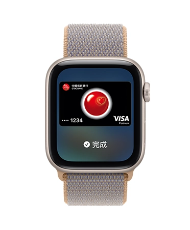 Apple Watch SE 3，展示星光色鋁金屬錶殼，螢幕顯示錢包 app 中的付款卡圖案，右側外觀上有數位錶冠轉盤，搭配水手布藍色 (淡藍灰色系) 運動型錶環