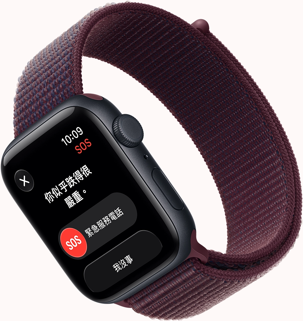 Apple Watch SE 3，展示午夜色鋁金屬錶殼，螢幕顯示 SOS 跌倒偵測通知與緊急服務電話按鈕，搭配勃根地紅色運動型錶環