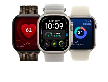 三款 Apple Watch 裝置：Apple Watch Series 12，展示深古銅色鋁金屬錶殼，搭配深古銅色米蘭式錶環，螢幕顯示心率 app；Apple Watch Ultra 4，展示原色鈦金屬錶殼，搭配半透明灰色海洋錶帶，螢幕顯示組合錶面與多個複雜功能，包含準備指數、心率與紫外線指數，右側外觀展示數位錶冠、凸起的側邊按鈕；Apple Watch SE 3，展示星光色鋁金屬錶殼，搭配沙色運動型錶帶，螢幕顯示睡眠分數，右側外觀展示數位錶冠