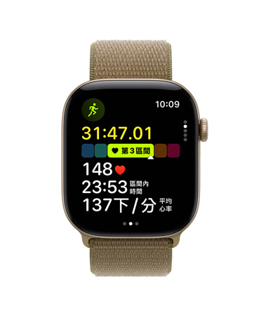 Apple Watch Series 12,展示淺金色鋁金屬錶殼,搭配橄欖色 (褐綠色系) 運動型錶環,螢幕顯示室外跑步體能訓練已開啟,心率處於第 3 區間