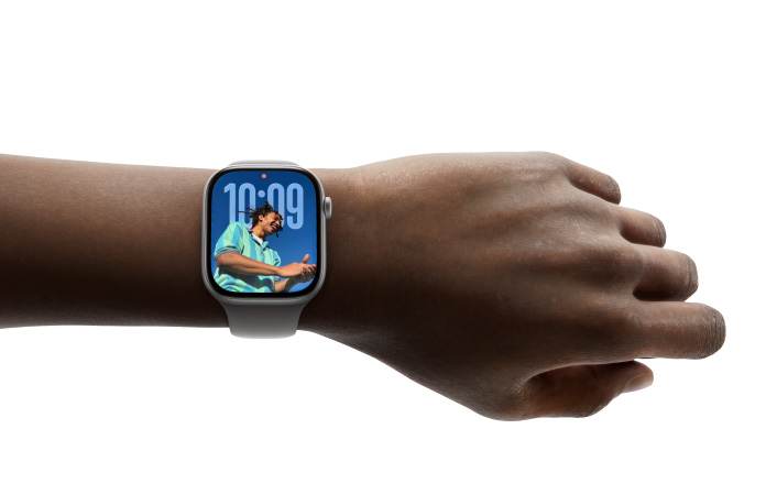 Людина з Apple Watch Series 11, на екрані якого відображається циферблат «Фотографії»