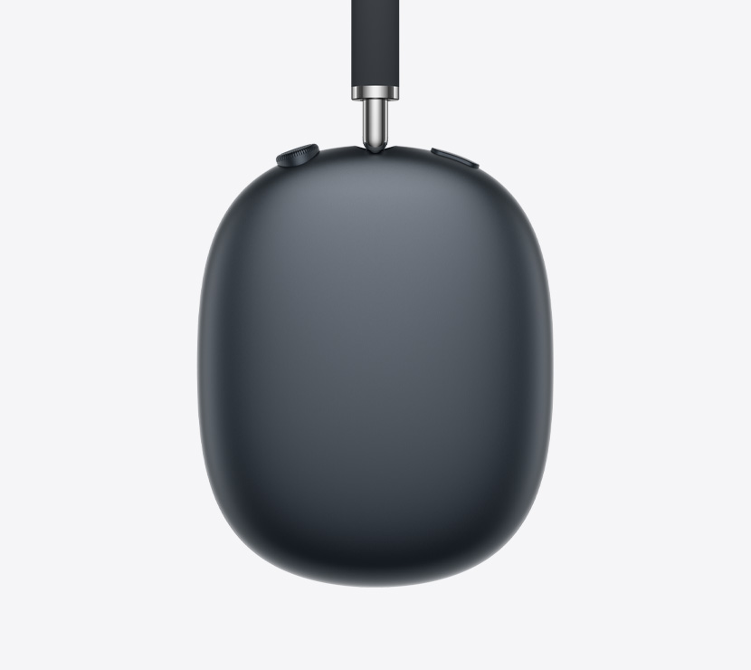 سماعات الرأس AirPods Max 2، الجهة الخارجية الجانبية، لون سماء الليل، تفاصيل الذراع القابلة للتعديل، بطانة الأذنين، التاج الرقمي وزر التحكم في الضوضاء