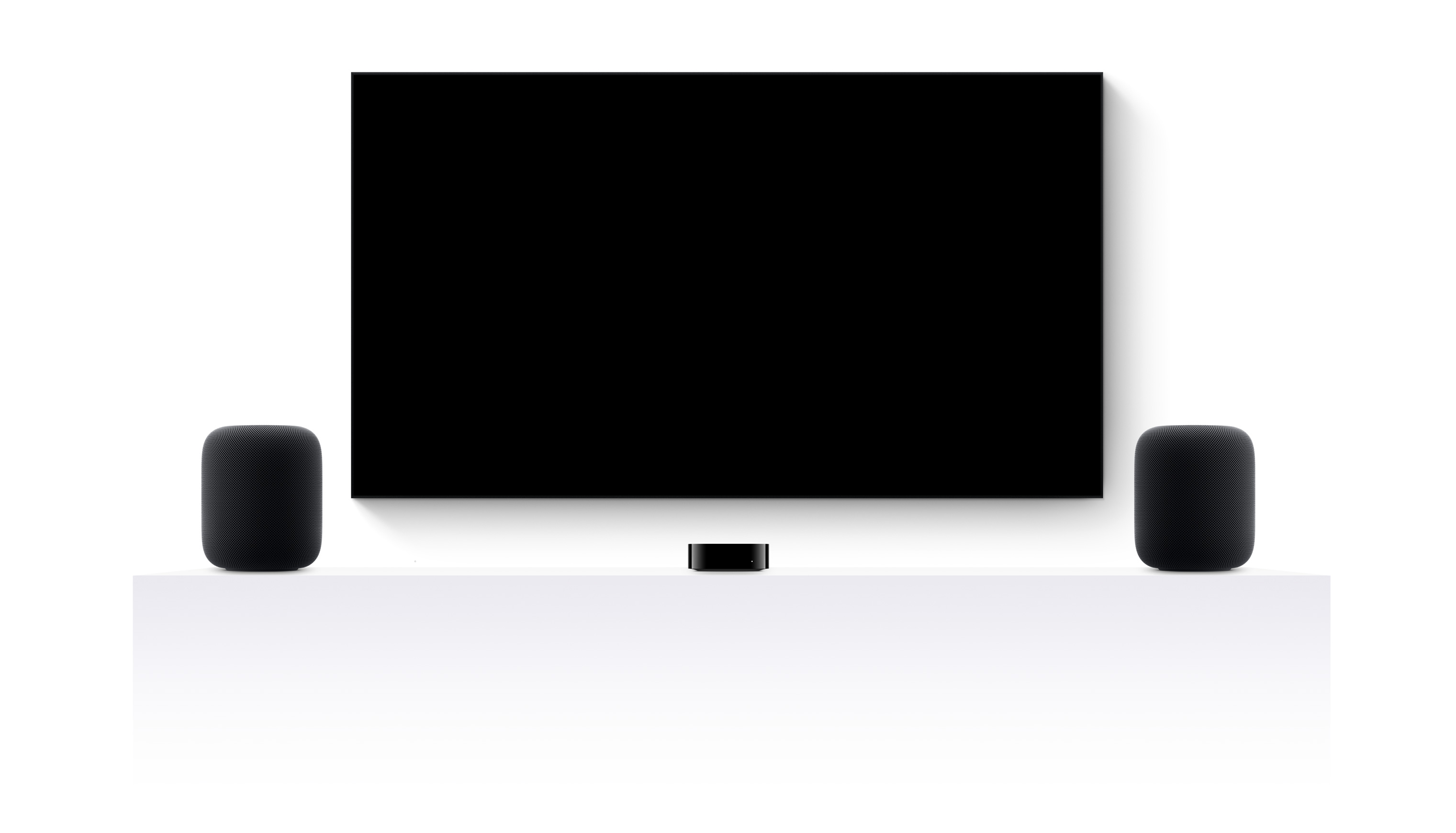 Un Apple TV 4K, dos HomePods y una televisión de pantalla plana muestran un tráiler editado de varias películas y series de Apple TV