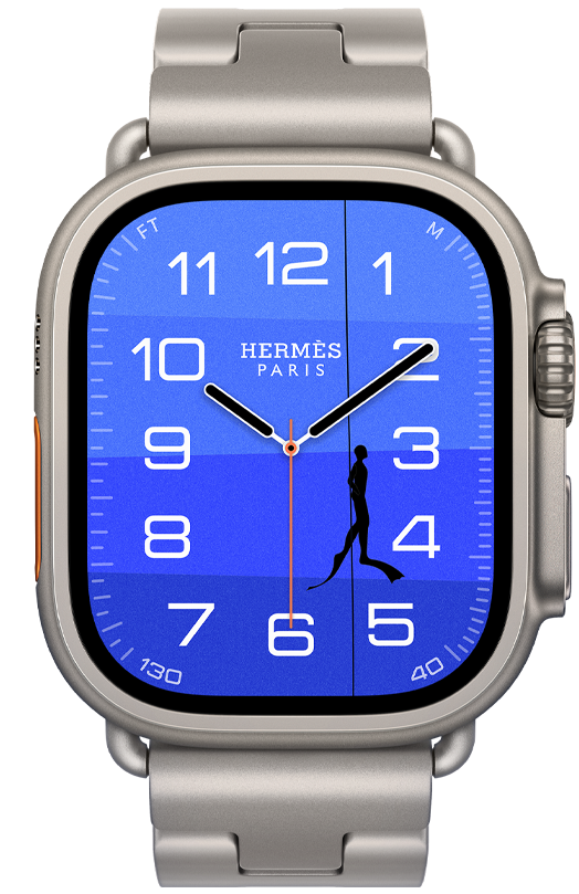 Apple Watch Hermès Ultra 4, Fathom and Wonder 아날로그 시계 페이스에 시, 분, 초침, 깊이 컴플리케이션이 표시되고, 짙은 파란색에서 옅은 파란색까지 농도 변화가 있는 바닷속을 헤엄쳐 올라오는 다이버가 보입니다. 내추럴 색상 티타늄 케이스, 오른쪽 옆면 외관에Digital Crown과 돌출된 측면 버튼이 보입니다. 그리 티탄 색상 Grand H Titane 밴드가 연결되어 있습니다. 배경은 바다 속 장면으로, 주황색 구명 부표가 파란색 바다 위에 떠 있고, 바다는 해저를 향해 점점 어두워지며, 두 마리의 연한 파란색 해마가 해저에서 주황색 Hermès 상자를 지키고 있는 모습이 보입니다.