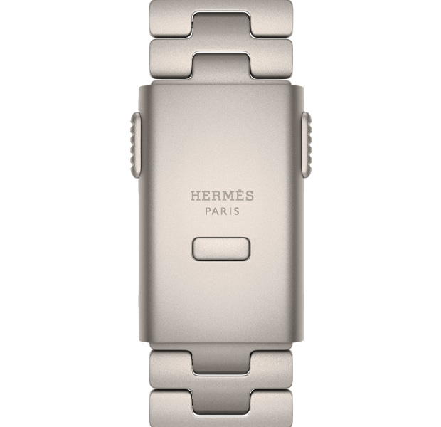 Apple Watch Hermès Ultra 4 Grand H Titane 밴드의 디테일을 보여주는 모습. 그리 티탄 색상으로, 버클에 Hermès 로고가 새겨져 있습니다