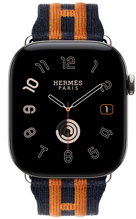 Apple Watch Hermès Series 12, Radial 아날로그 시계 페이스에 시, 분, 초침, 컴플리케이션에 날짜, 활동 링이 표시된 모습. 오른쪽 옆면 외관에 Digital Crown과 돌출된 측면 버튼이 보이는 실버 색상 티타늄 케이스 및 다크 블루 니트 소재에 Hermès H가 주황색의 돌출된 스트라이프로 수놓인 블루 뉘/오랑쥬 색상의 Rocabar Club 밴드와 페어링된 모습