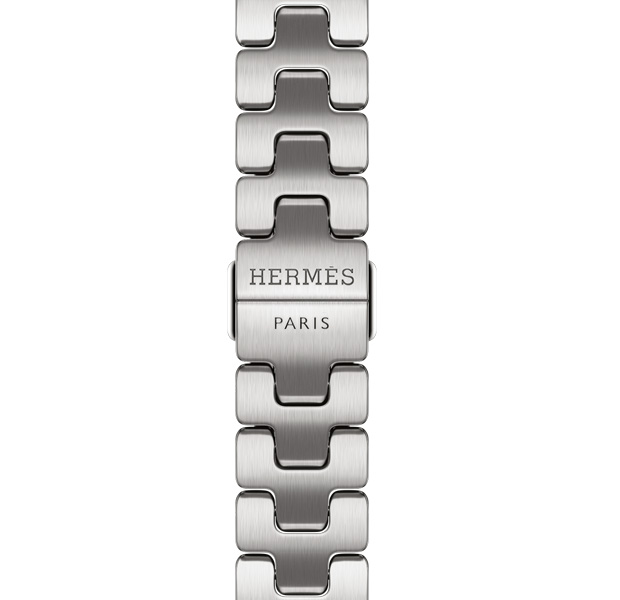 Apple Watch Hermès Series 12 Grand H Fin 밴드의 디테일. 사티네 색상 및 버클에 Hermès 로고가 새겨져 있는 모습