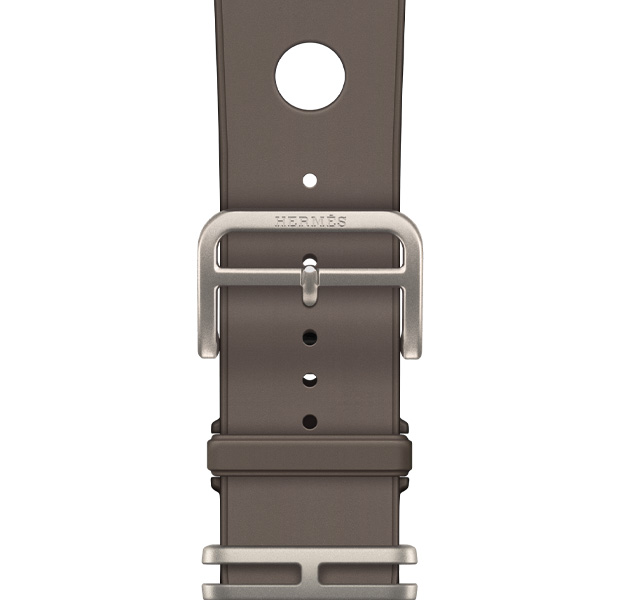 Apple Watch Hermès Ultra 4 Scub’H Diving 밴드의 모습. 그리 티탄 색상(회색)에 클라스프가 달려있고 부드러운 성형 고무 소재에 중앙에 원형 구멍이 뚫려 있는 모습