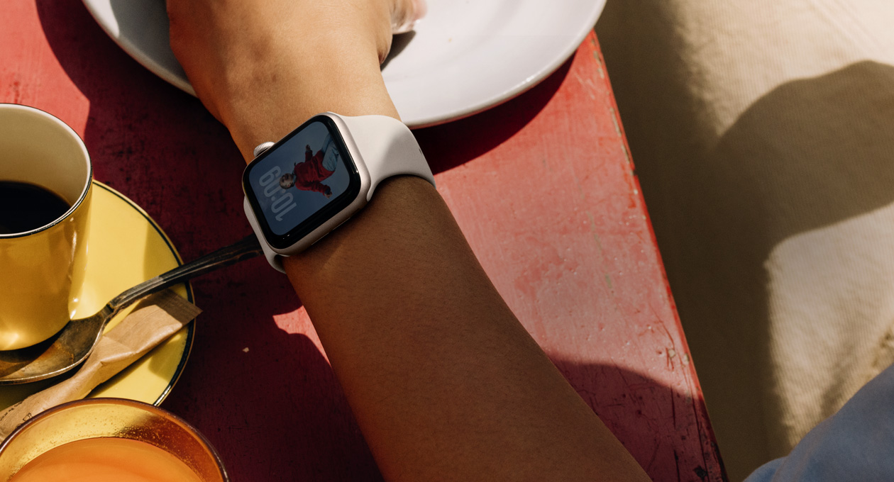 Apple&nbsp;Watch&nbsp;SE&nbsp;3 بإطار من الألومنيوم ولون ضوء النجوم، وشاشة بميزة "التشغيل دوماً"، وواجهة الساعة "الصور"، وحزام رياضي بلون ضوء النجوم