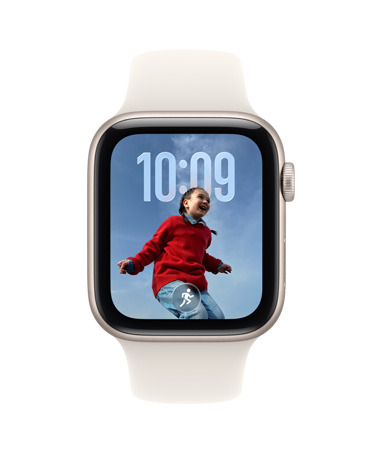 Apple&nbsp;Watch&nbsp;SE&nbsp;3 بإطار من الألومنيوم ولون ضوء النجوم، وتلميح من الحزمة الذكية، وتلميح عن تدريب القوة التقليدي، والجزء الخارجي الأيمن يُظهر التاج الرقمي، وحزام رياضي بلون ضوء النجوم