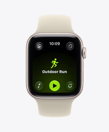 Apple Watch SE 3，星光色鋁金屬錶殼，配搭沙色 (淺杏啡色) 運動錶帶，螢幕顯示體能訓練 app (户外跑步)，機身右側有數碼錶冠