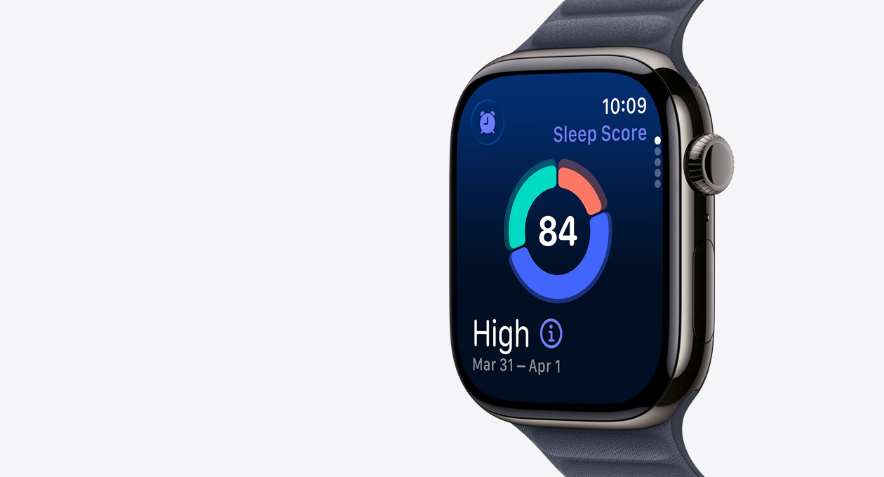 Apple Watch Series 11, culoare Gri ardezie, carcasă din titan, ecranul afișează un grafic circular al scorului de somn, partea laterală dreaptă exterioară, Digital Crown, curea, brățară cu prindere magnetică Navy