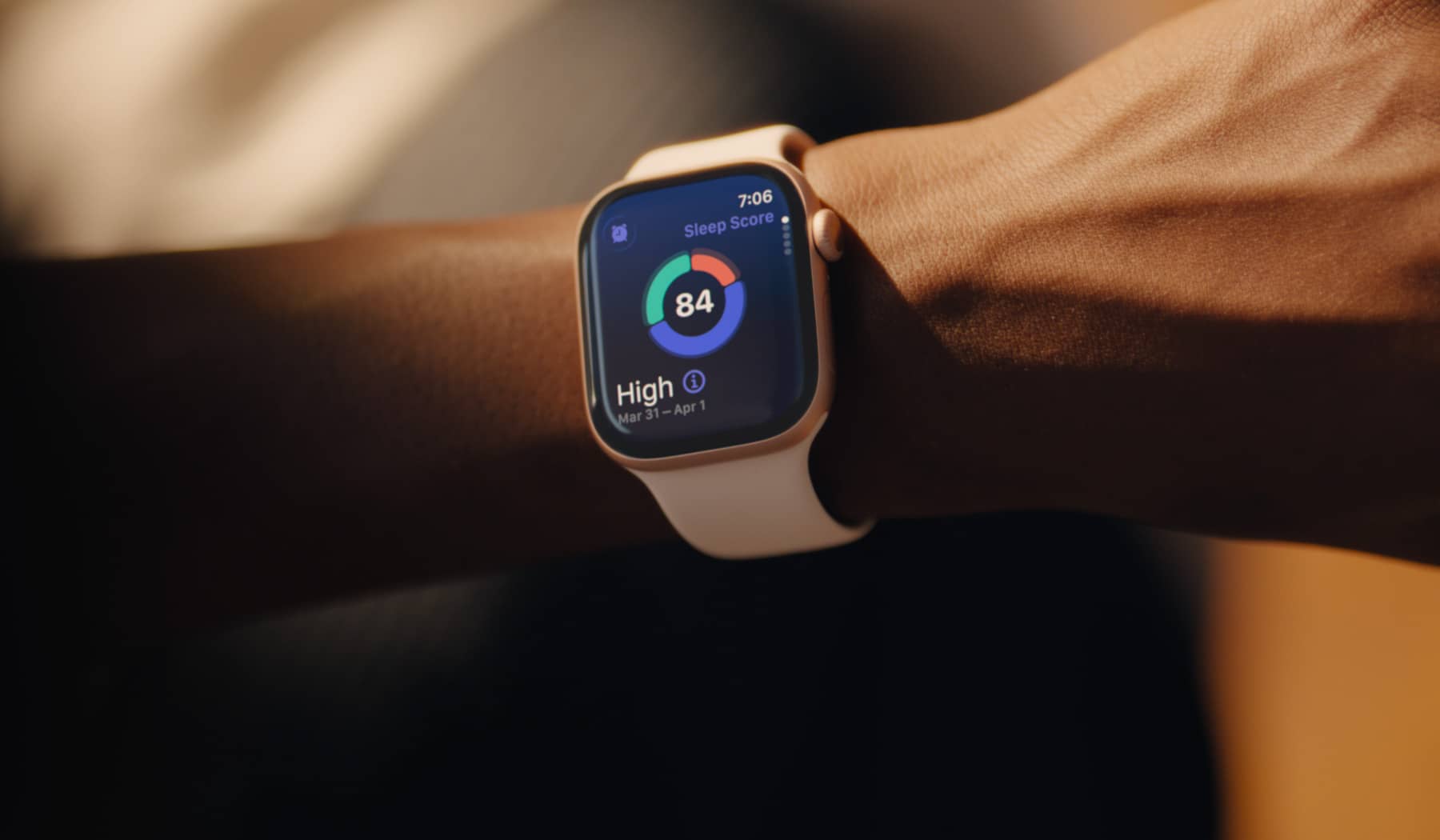 O persoană își citește scorul de somn pe Apple Watch Series 11