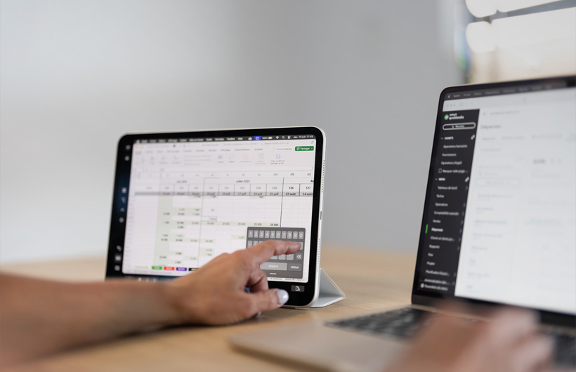 Sidecar verwandelt das iPad in ein zweites Display, sodass Finance Controllerin Gabrielle Pelletier mehr Platz für datenintensive Arbeit in Excel und QuickBooks hat.