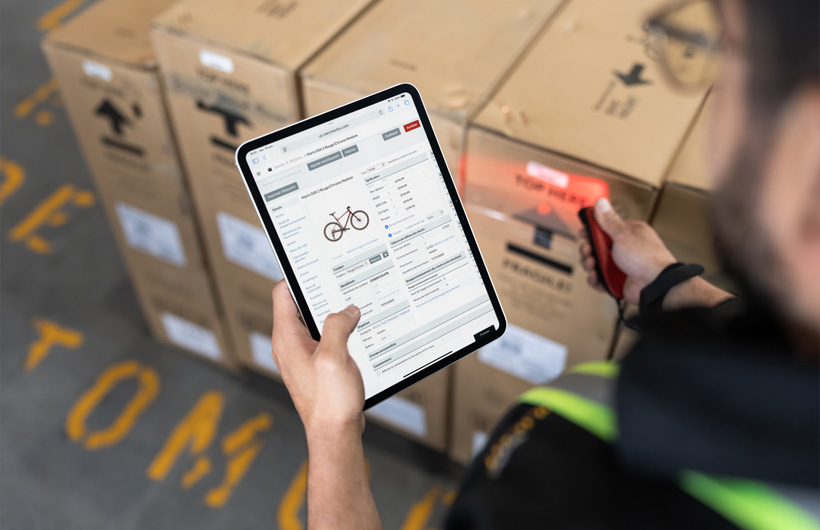 Lagerleiter Inston Gurdian nutzt das iPad, um Lagerbestand und Versand zu optimieren.