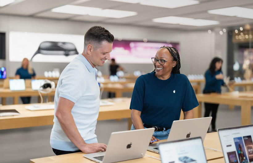 CEO Marc-André Lebeau erhält in einem örtlichen Apple Store technischen Support von Kareema, einem Mitglied des Business Teams.