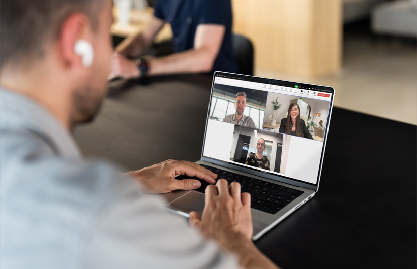 Der Mac funktioniert mit wichtigen Unternehmens-Apps wie Microsoft Teams, sodass Digital Marketing Director Clément Boës immer verbunden und produktiv bleiben kann.