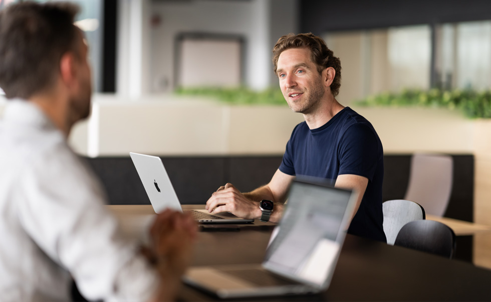 Mit dem MacBook Pro kann COO André-Philippe Ethier einfach zwischen seinem Büro, den Gemeinschaftsbereichen und der Verkaufsfläche wechseln, um mit seinem Team in Verbindung zu bleiben.