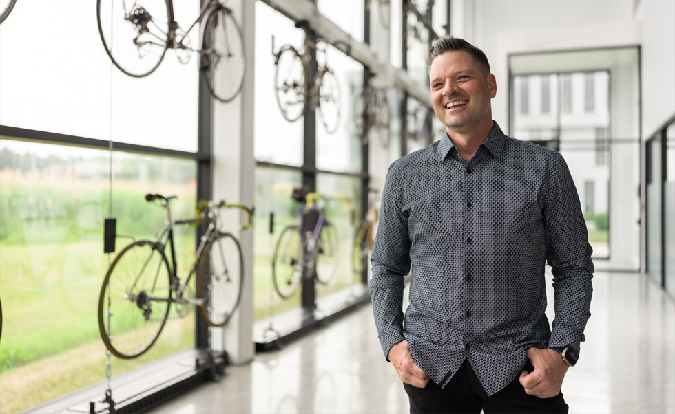 Mithilfe der Apple Technologie gelingt es CEO Marc-André Lebeau, sein Kleinunternehmen barrierefrei, effizient und wachstumsfähig zu halten.