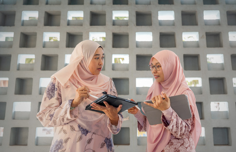 Nur Safiqa Sapar (ALC) oferece formação à colega Fatin Shahera no Sekolah Tun Fatimah.