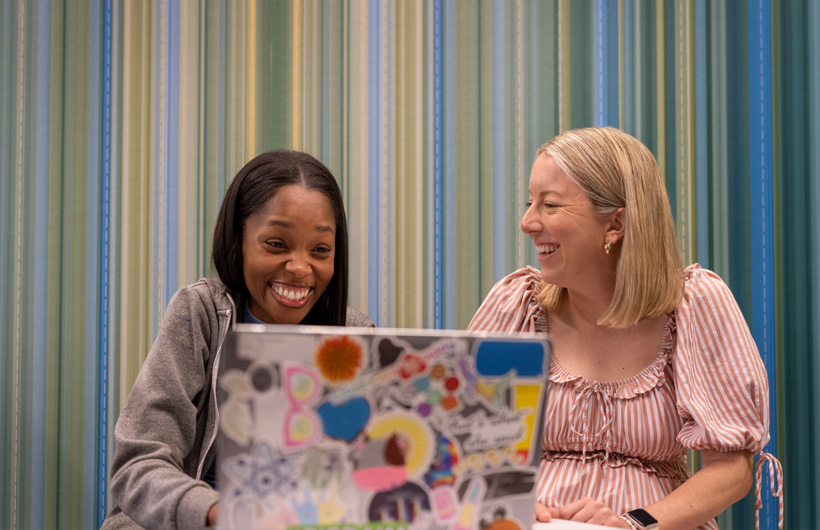 A professora Autumn Moore colabora com Kelsey Ord (ALC) numa sessão de formação em grupo no Richardson Independent School District.