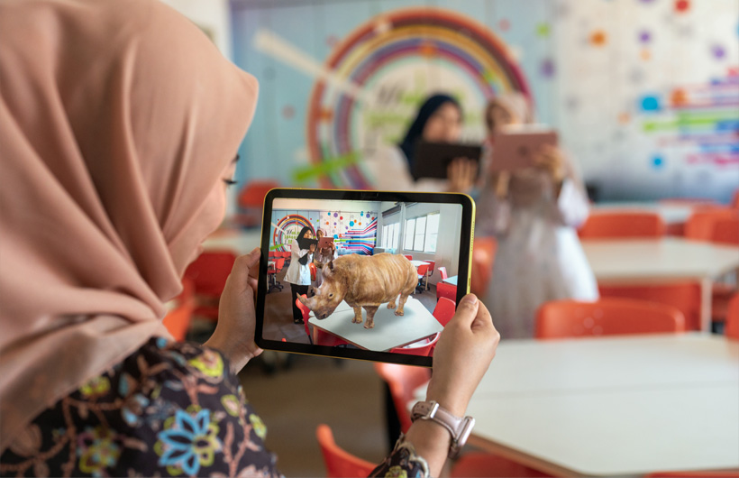 As professoras no Sekolah Seri Puteri trabalham com Ah Ho Yen Sze (ALC) para explorar as vantagens da realidade aumentada na sala de aula com o iPad.