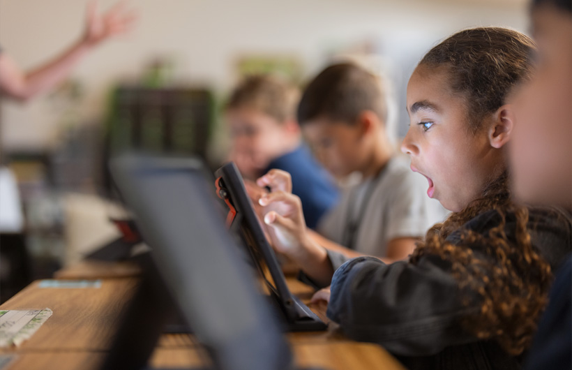 Um aluno do Richardson Independent School District reage a uma aula inspirada por um Apple Learning Coach.