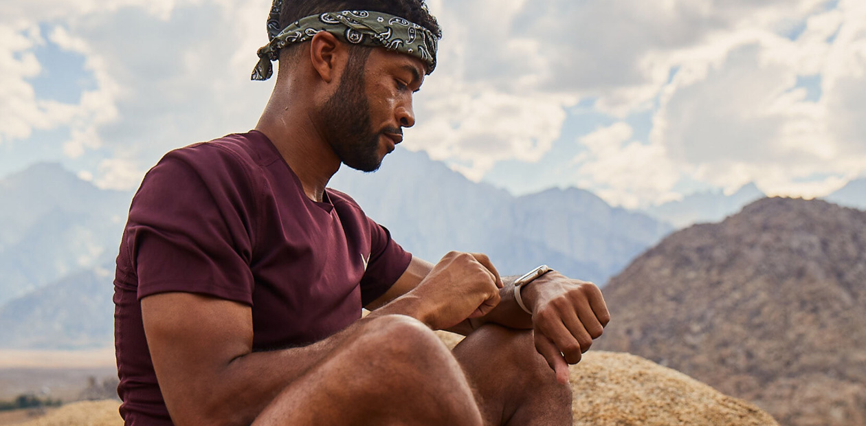 En mand tjekker sit Apple Watch.